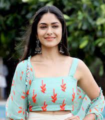 Mrunal-Thakur-Height-Age-Bra-Size-Husband-Wikipedia-Measurements